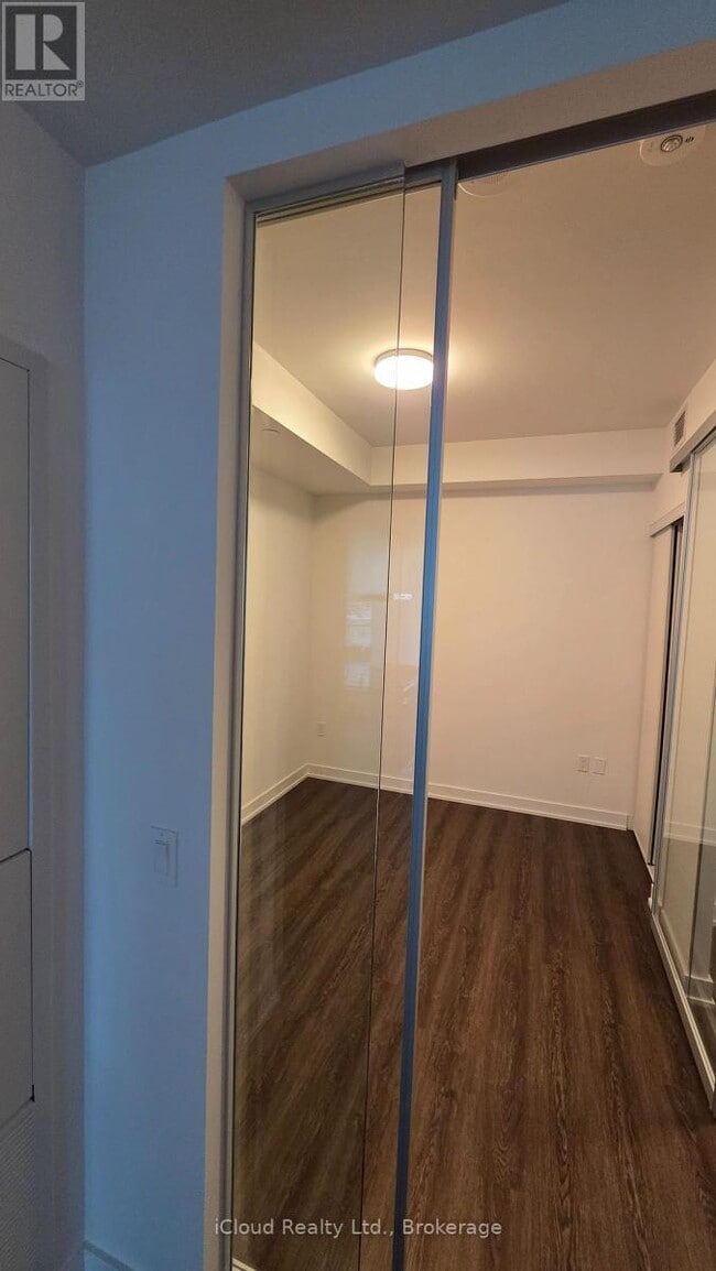 Photo du bâtiment - 448 Burnhamthorpe Rd W