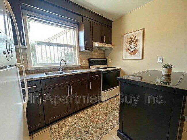 Building Photo - 168 Moore Ave S