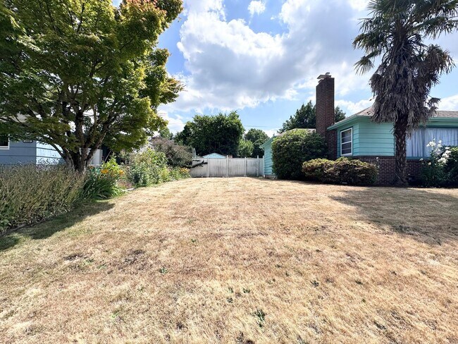 Foto del edificio - Huge 3 Bed 2 Bath w/ Full Basement Home in...
