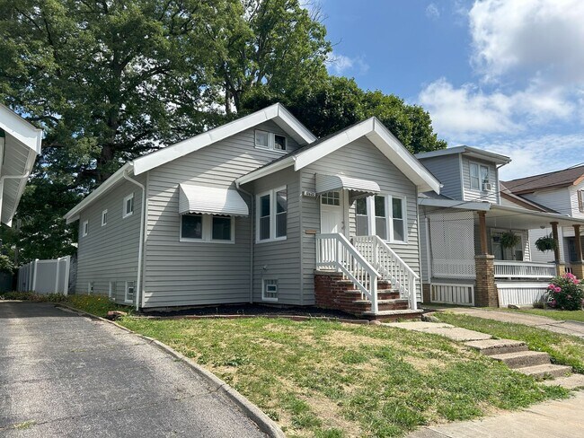 Foto del edificio - For August Move-In - West Blvd Area - 2 Bedroom Single Family Home