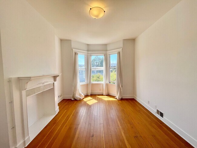 Foto del edificio - 3BR/2BA Renovated Victorian Full Floor Fla...