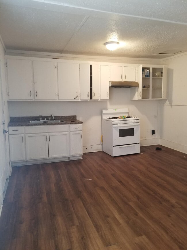 Building Photo - 1806 Plank Rd