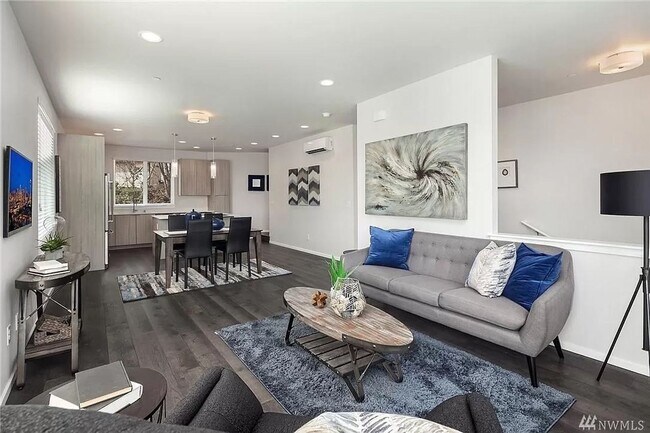 Foto del edificio - Spacious 4-Bed, 2.5-Bath Townhome with Mod...