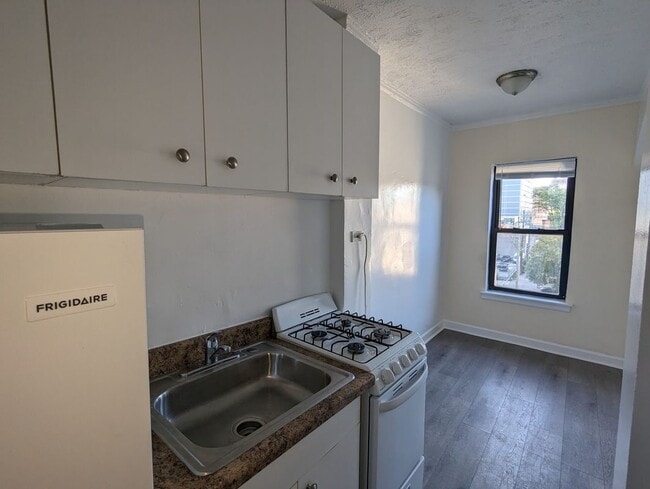 Building Photo - 5417 N Kenmore Ave