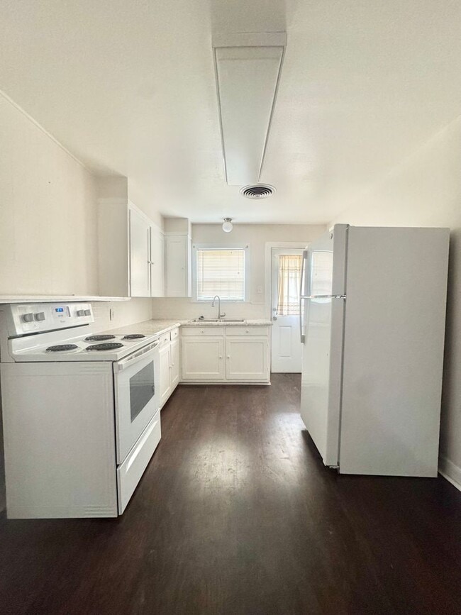 Building Photo - Available Now - Santa Rita 1-Bedroom Duple...