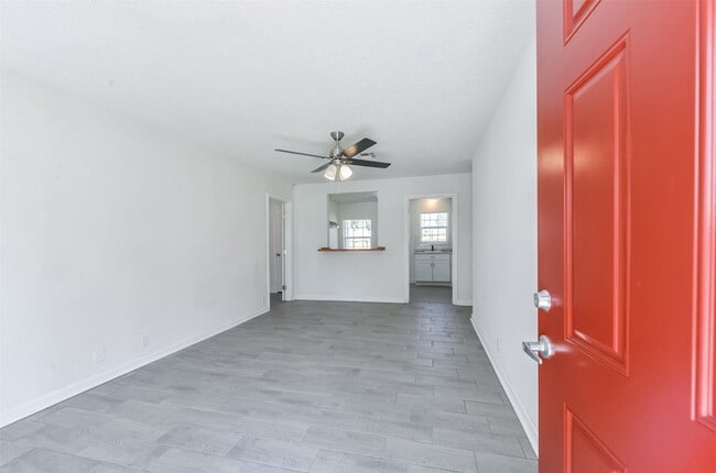 Foto del edificio - 8229 Carolwood Dr