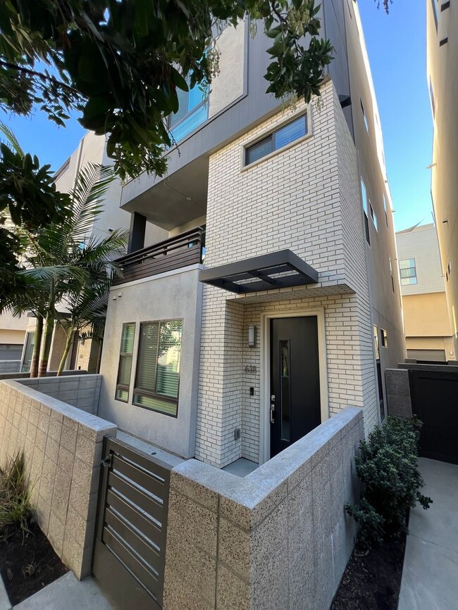 Building Photo - Beautiful Tri-Level 3 bed 3+ bath home ava...