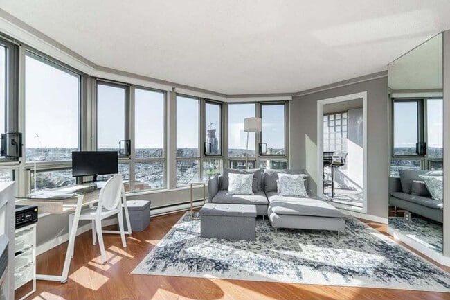 Building Photo - 1625 Hornby St