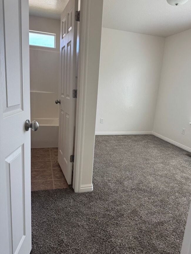 Building Photo - 2 bed 2 bath in Vernal!