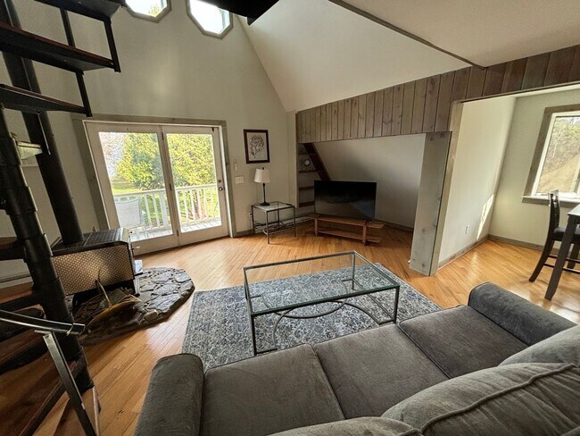 Foto del edificio - Renovated Spectacular Lakefront Carriage H...