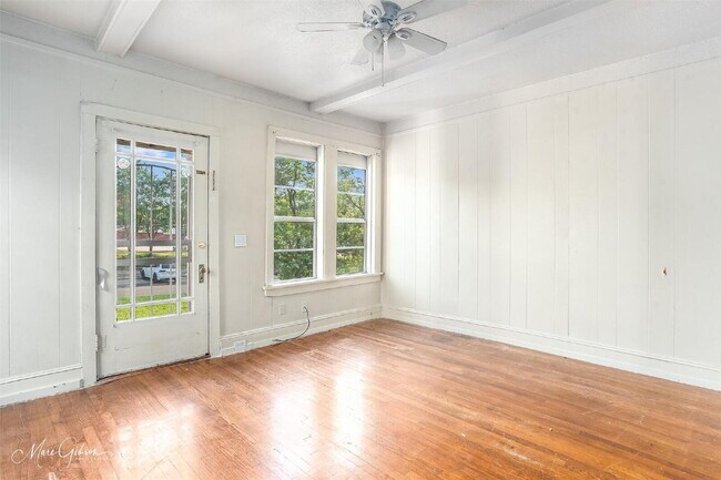 Foto del edificio - "Charming 1-Bed Retreat with Cozy Fireplac...