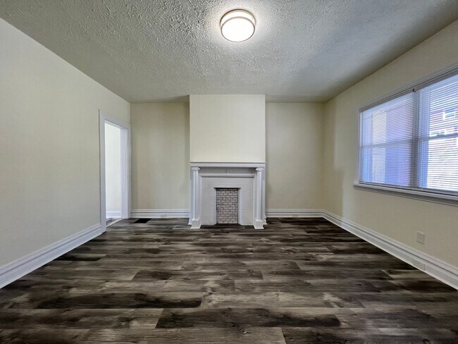 Foto del edificio - Updated 3BR house with multi-car off stree...