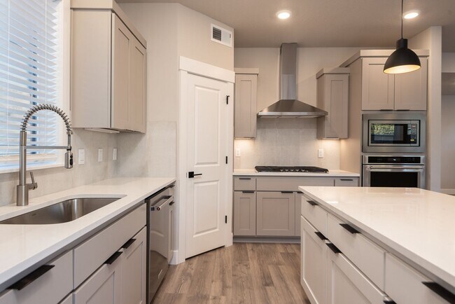 Foto del edificio - 5 Bdrm 3 bath  Located in the Lodges at Bachelor Village  -  available February 2026