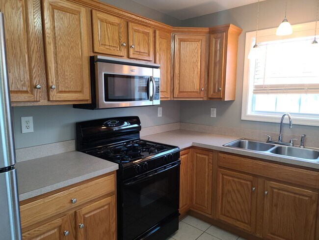 Building Photo - 3 Bedroom 2 1/2 bath end unit Townhome for Rent in Waynesboro