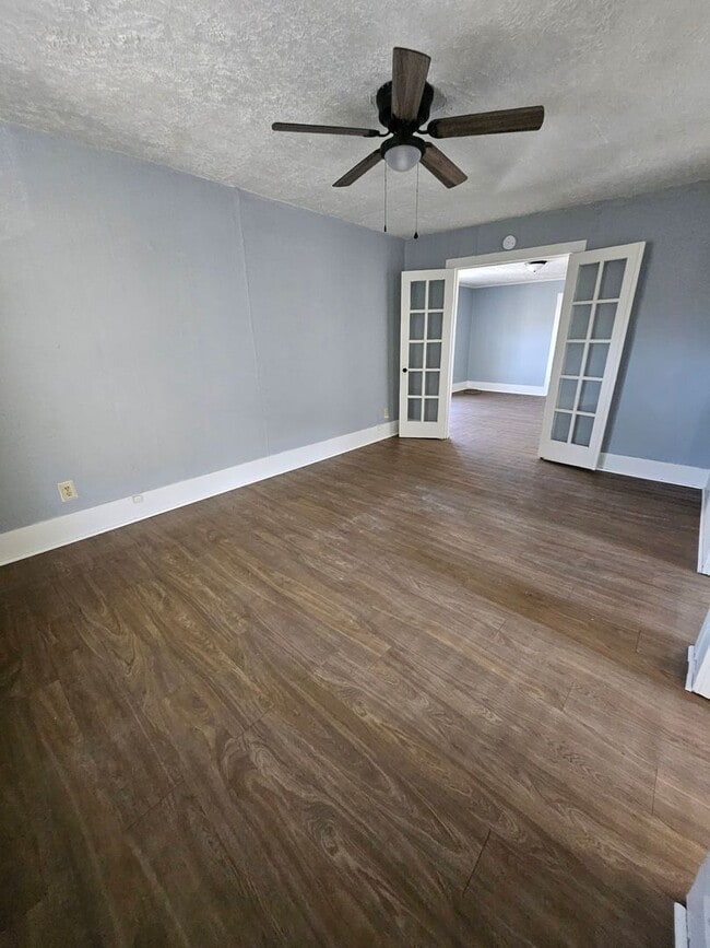 Building Photo - Upper 2 bedroom unit west side