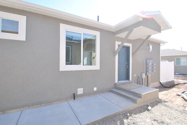 Foto del edificio - Convenient Tremonton Living | 3-Bed Townhome with Amentities