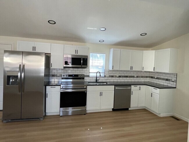 Building Photo - 3 Bed 2 Bath in South Wichita - Space for ...