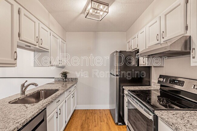 Building Photo - 7665 E Eastman Ave