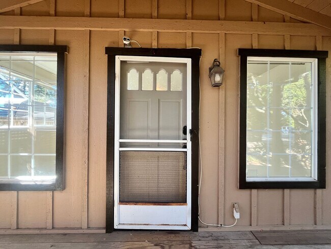Foto del edificio - 2 Bed 2 Bath | Welcome to a Tranquil Cottage Nestled in the Redwood Estates