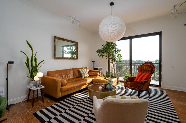 Foto del edificio - 717 Riverside Dr