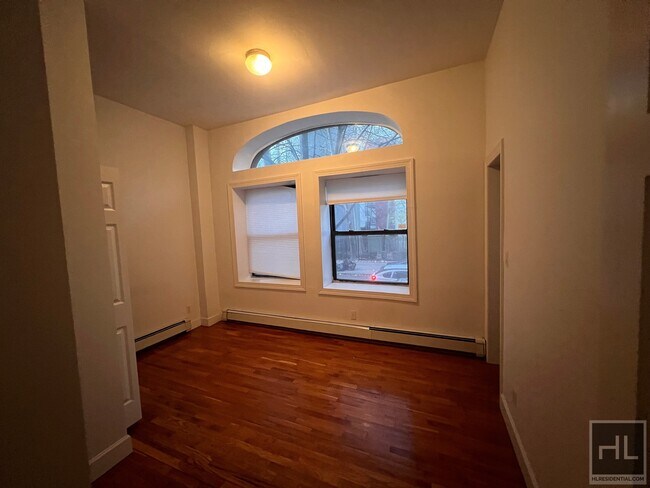 Building Photo - FIFTH AVENUE - GARDEN LEVEL DUPLEX - CENTR...