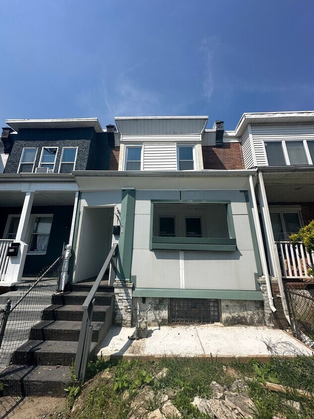 Primary Photo - Renovated 3 Bed, 1 Bath townhome