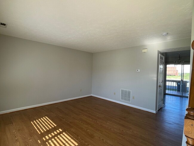 Building Photo - Fresh Two Bedroom Townhouse