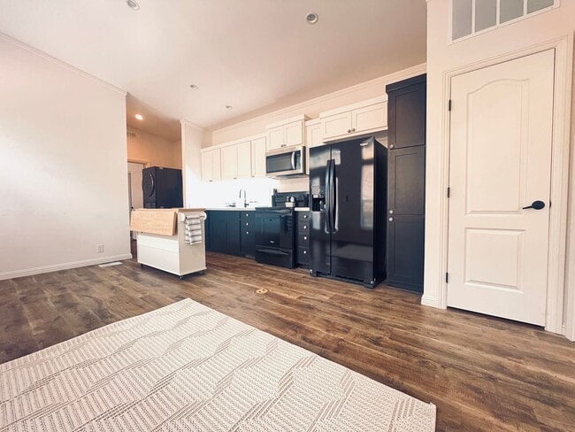 Building Photo - Partially Furnished ADU with Private Entra...