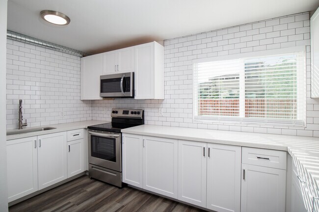 Foto del edificio - 2503 E Clarendon Ave