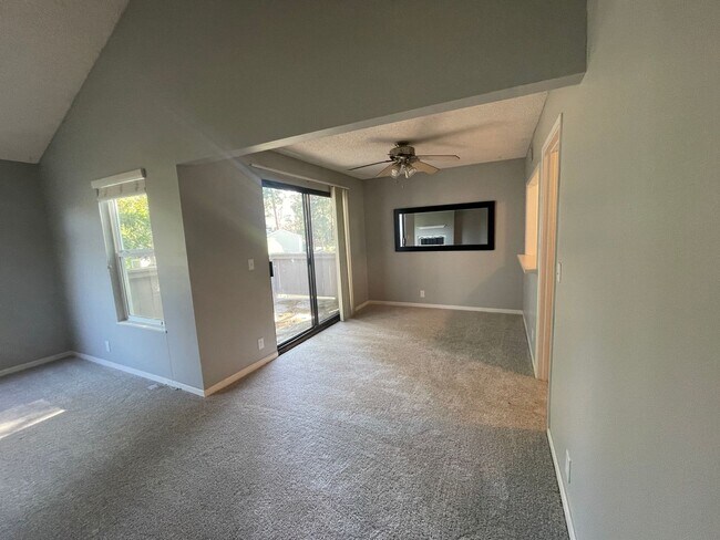 Foto del edificio - Updated 4 bedroom 2.5 bath townhome in    ...