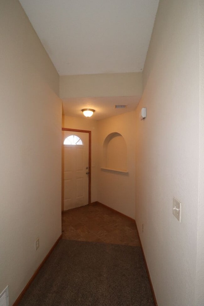 Building Photo - Spacious Duplex for Rent
