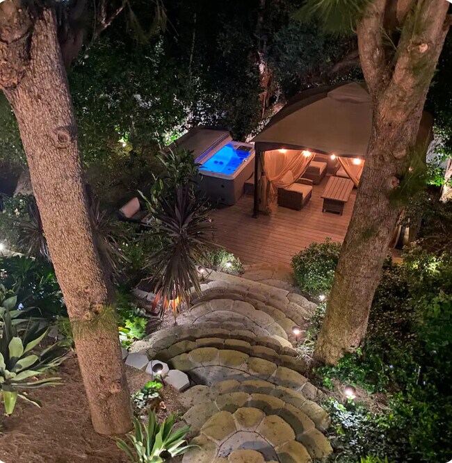 Spa y cenador en el patio trasero por la noche. - 4050 Davana Rd