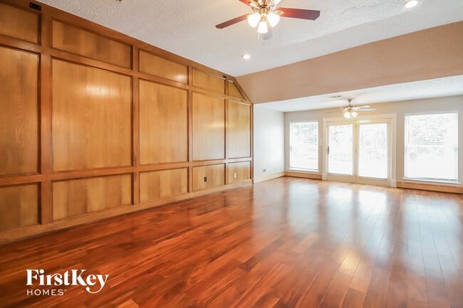 Building Photo - 3823 Pleasant Valley Dr