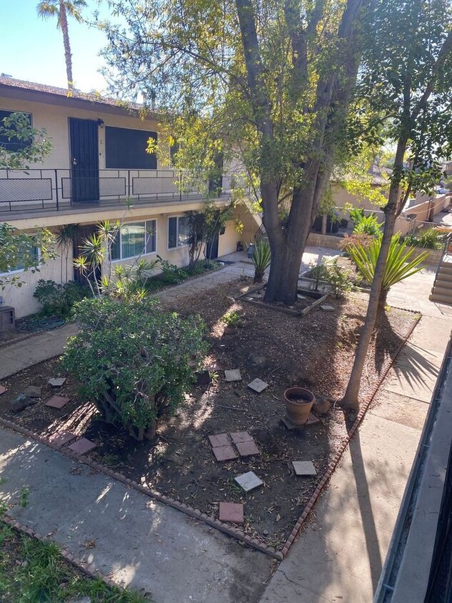 Building Photo - SPACIOUS 2BR/1BA Unit with private Yard.