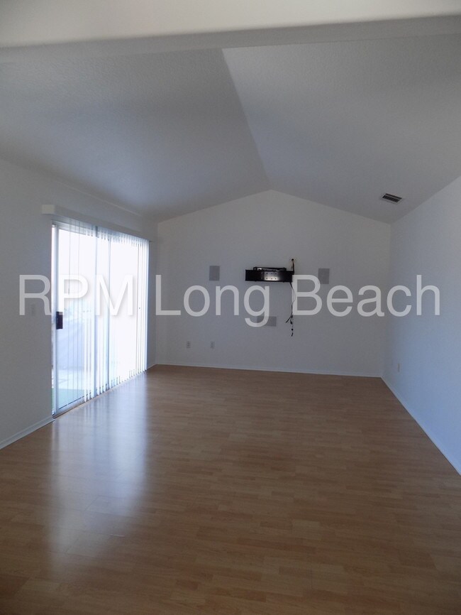 Building Photo - 2BD-2BA Town home in Carson for Rent!