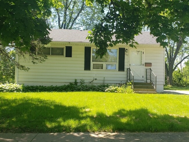 Building Photo - 2701 Iroquois Rd