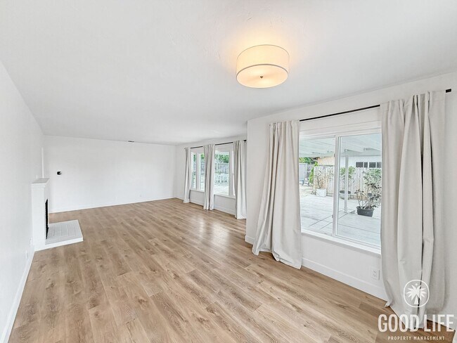 Foto del edificio - Bright 3BD/2BA Single-Family Home in La Mesa with Large Yard, In-Unit Laundry & Spacious Garage