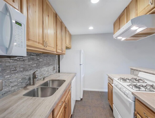 Building Photo - 8211 Katy Fwy