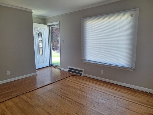 Building Photo - Charming 3 bedroom bungalow freshly updated
