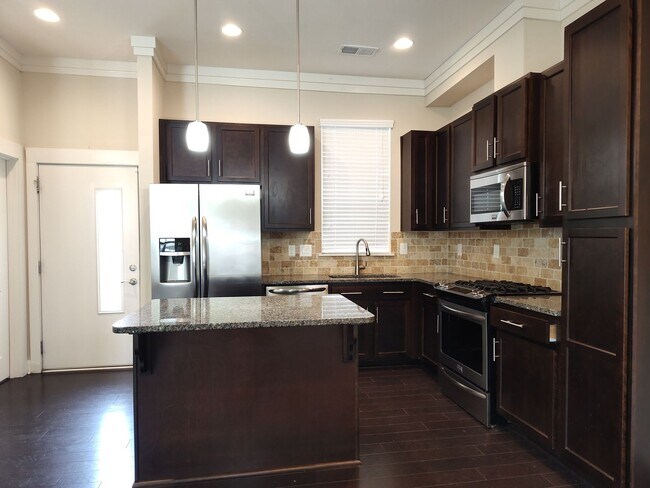 Foto del edificio - Move-In Ready Townhome located in the Stee...