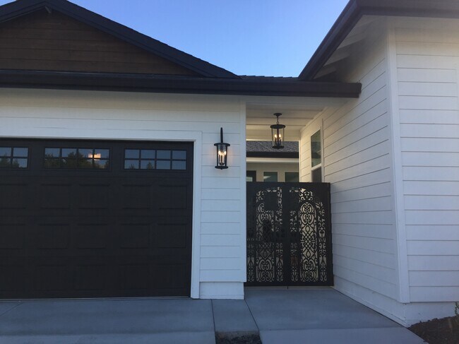 Building Photo - 352 Graciela Dr