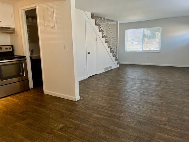 Building Photo - Spacious 2-bedroom 1.5 bath unit available in Westminster