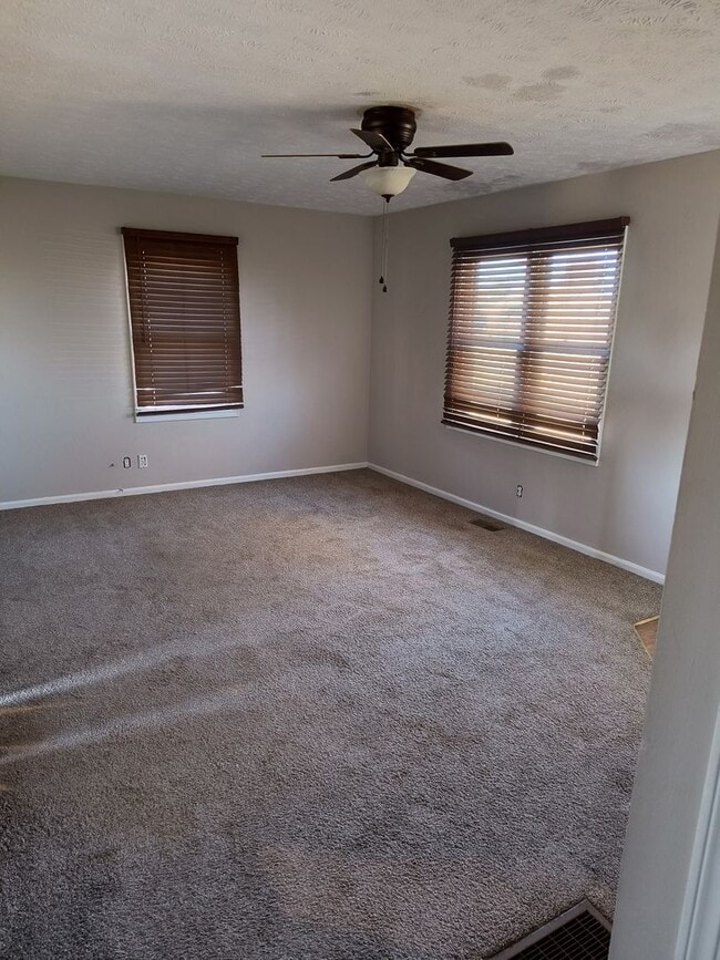 Foto del edificio - 3 Bedroom, 1 Bathroom House with Detached ...