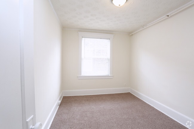 2 bd lg-bedroom - Landmark Square Apartments