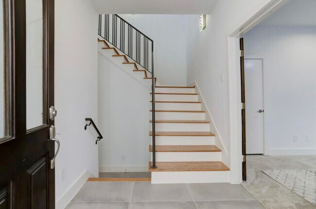 Building Photo - 2403 Arabelle St