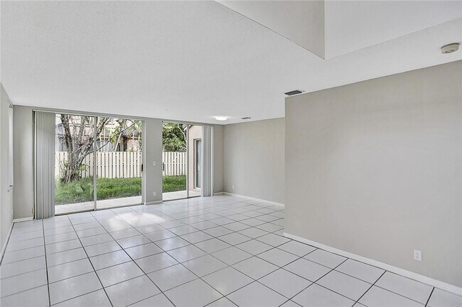 Foto del edificio - 10932 NW 12th Ct
