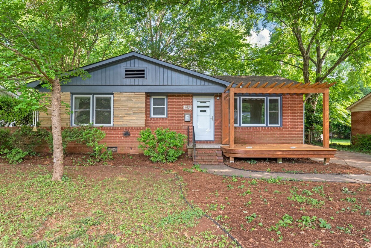 Primary Photo - Beautiful Brick Ranch in Oakhurst!