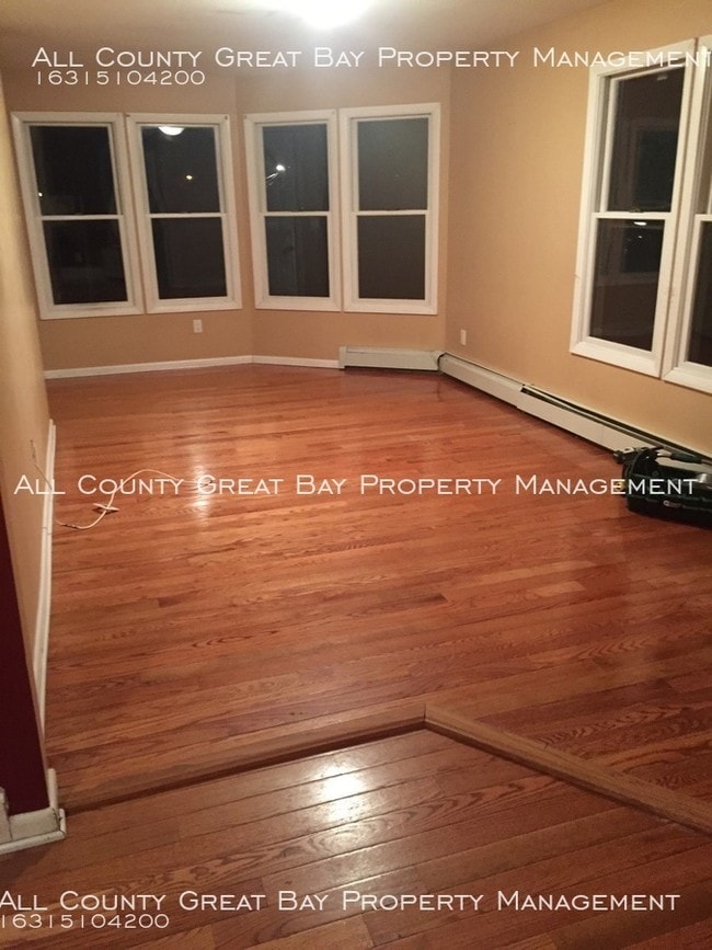 Building Photo - 2 Bedroom 2nd floor Floor Rental