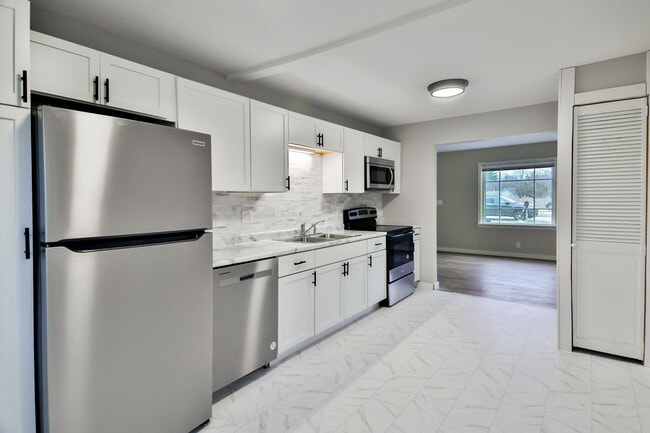 ¡Todo completamente nuevo! - 208 Harlem Rd