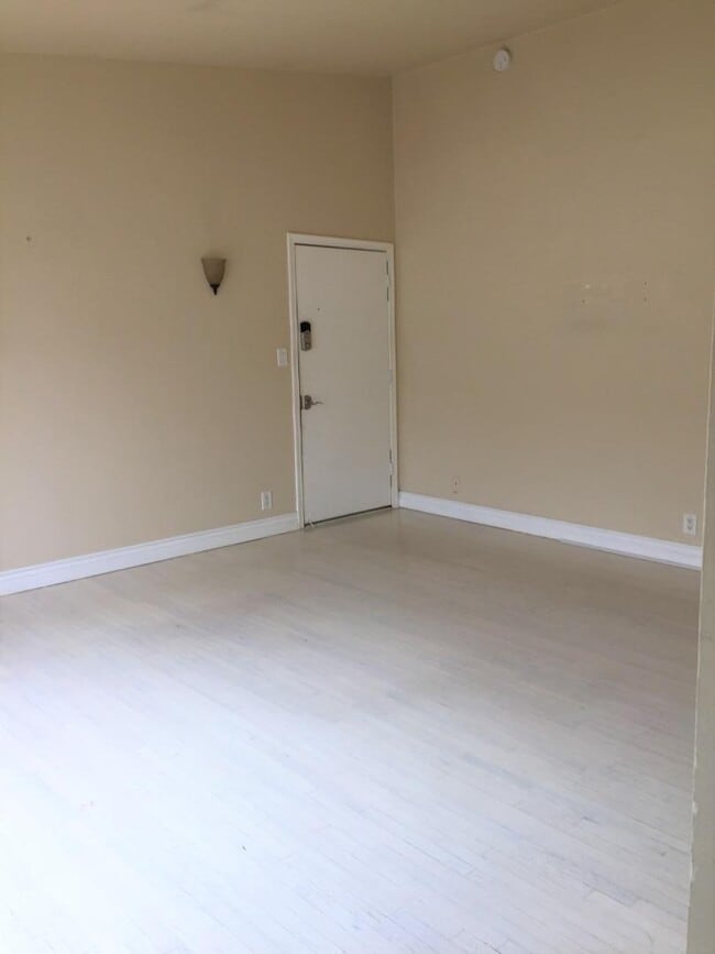 Building Photo - 11719 Mayfield Ave